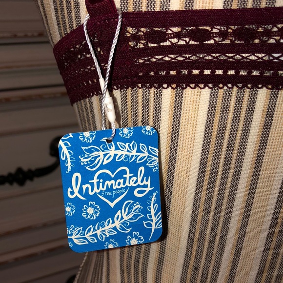 𑁍FREE PEOPLE ALIA BRALETTE IN BORDEAUX𑁍 - Picture 5 of 8